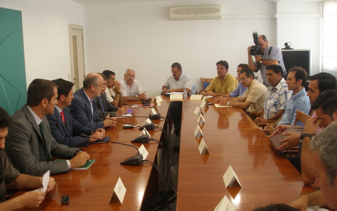 Reunion del sector hortofruticola onubense con el viceconsejero de Agricultura y Pesca de la Junta de Andalucia