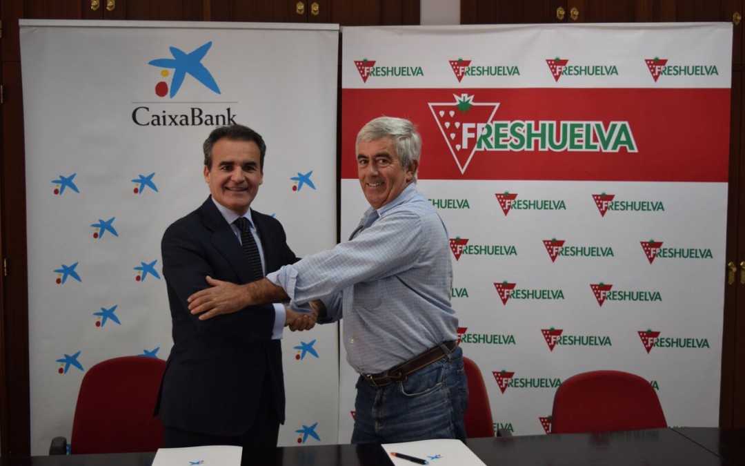 Freshuelva y Caixabank firman un convenio para impulsar un nuevo etiquetado nutricional para los berries onubenses