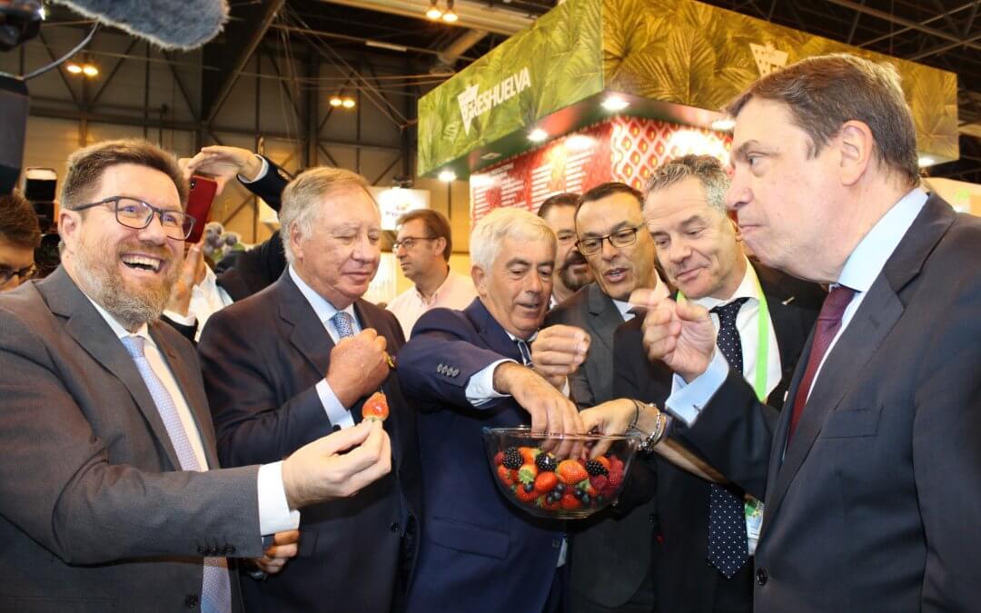 Los frutos rojos de Huelva reciben el apoyo del ministro de Agricultura