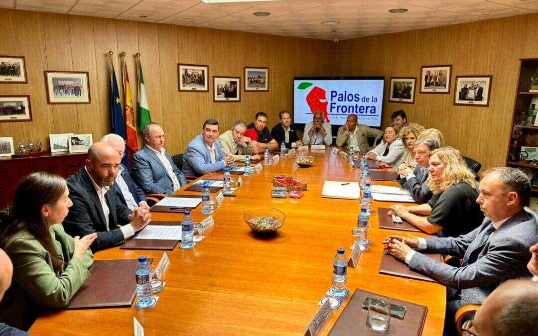 El sector de los frutos rojos traslada sus reivindicaciones al ministro Planas durante su visita a la CR Palos