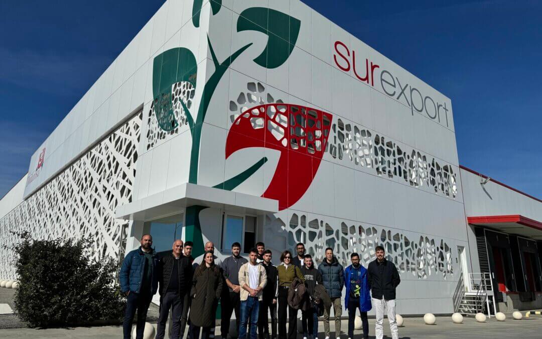 Los alumnos del taller de formación de Freshuelva y Polisur visitan Surexport