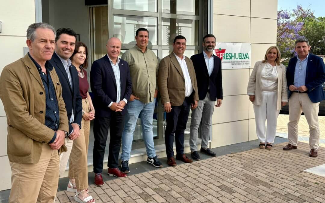 El consejero de Agricultura visita la sede de Freshuelva y conoce de primera mano las prioridades del sector de los frutos rojos